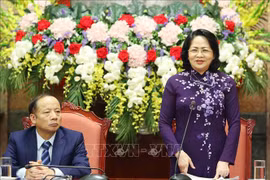 La présidente par interim Dang Thi Ngoc Thinh reçoit des chefs des PME