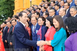 Le président Tran Dai Quang rencontre des diplomates vietnamiens