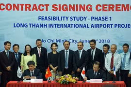 Cérémonie de signature du contrat de consultation concernant l'étude de faisabilité de l'aéroport de Long Thanh. 