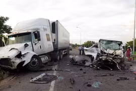 Quang Nam : un accident de la route fait 13 morts