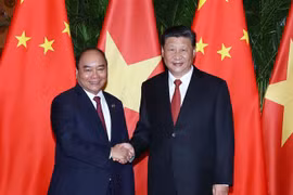 Le PM Nguyen Xuan Phuc rencontre le dirigeant chinois Xi Jinping à Shanghai