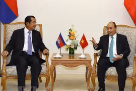 Le PM Nguyên Xuân Phuc s'entretient avec son homologue cambodgien Hun Sen