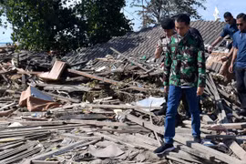 Séisme en Indonésie: le président Widodo inspecte les opérations de secours