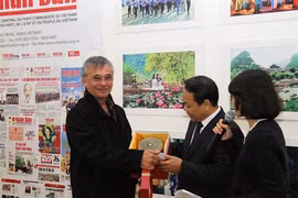 Vietnam - France : les relations traditionnelles entre les deux partis communistes ne cessent de se développer