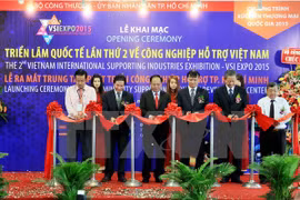 Ouverture de l'exposition internationale sur l’industrie auxiliaire Vietnam 2015