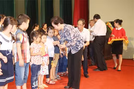 Remise de cadeaux à des enfants en difficulté