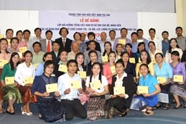 Une classe de langue vietnamienne pour des cadres et fonctionnaires laotiens