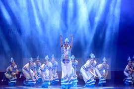 Une troupe artistique du Yunnan (Chine) en spectacle à Hanoi