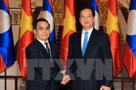 Entretien entre les deux PM vietnamien et laotien