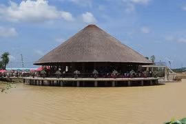 Inauguration de la plus grande maison en bambou du pays à Long An 