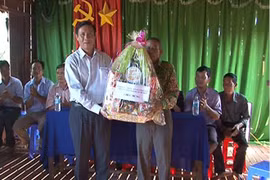 Remise de cadeaux aux Khmers en l'honneur de la fête Sene Dolta