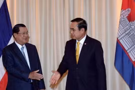 Les PM cambodgien et thaïlandais s'entretiennent