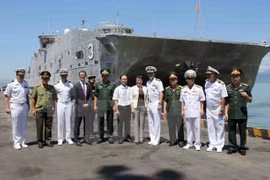 Deux navires de la Marine américaine à Dà Nang 