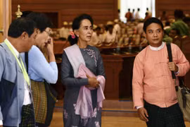Myanmar : Aung San Suu Kyi au Parlement après sa victoire historique