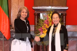 Entretien entre les vice-présidentes vietnamienne et bulgare
