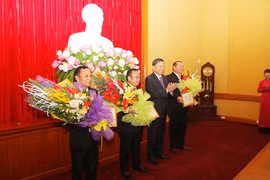Remise de l’insigne "Pour la protection de la sécurité nationale​" ​à des cadres laotiens