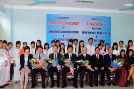 Remise de bourses japonaises à des étudiants de l'Université de Huê