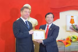 Remise de l’insigne «Pour la paix et l’amitié entre les peuples» à l’ambassadeur d’Ukraine 