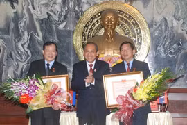 Remise de l’insigne «Pour la cause du tribunal» à des responsables laotiens et cambodgiens