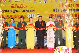 Une centaine d’entreprises à la foire commerciale Vietnam-Laos 2015 