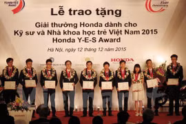 Des jeunes Vietnamiens reçoivent le prix Honda YES Award