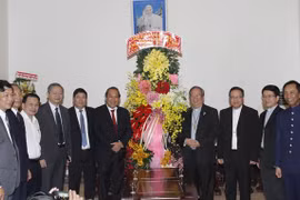 Noël : le vice-Premier ministre Truong Hoa Binh félicite des chrétiens