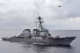 Un navire de guerre américain croise dans les eaux de Hoàng Sa