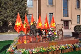 Inauguration de la statue de l'Oncle Hô à l’ambassade du Vietnam en Chine 