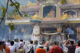 Tay Ninh: le site de Ba Den accueille son millionième touriste de l'année 