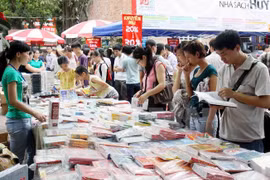 Exposition de livres sur le Renouveau et le développement du Vietnam 