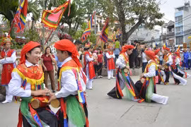 Représentation d’anciennes danses de Thang Long à l’occasion de la libération de la capitale 