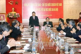 Le chef de l’Etat rend visite à l’Université nationale de Hanoi