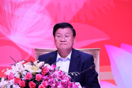 Le Premier ministre laotien dialogue avec des entreprises vietnamiennes