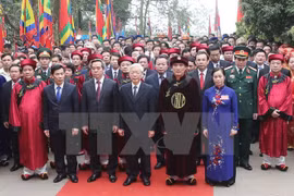 Nguyen Phu Trong offre de l'encens aux rois fondateurs Hung 