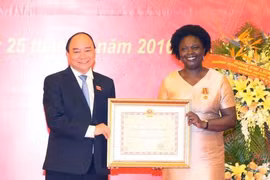 Remise de l’Ordre de l’amitié à Victoria Kwakwa