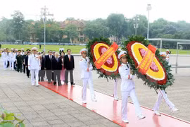 Des dirigeants rendent hommage au Président Ho Chi Minh 