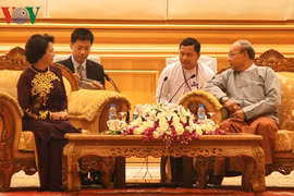 Entrevue entre la présidente de l'AN vietnamienne et le président du Parlement birman