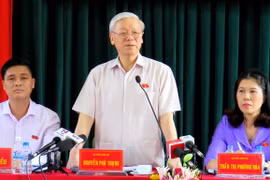 Le leader du Parti rencontre des électeurs de l'arrondissement de Tay Ho à Hanoi