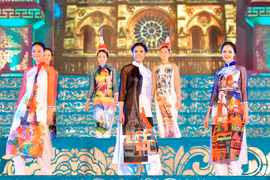 Bientôt la fête de l'ao dai au Temple de la Littérature Van Miêu-Quôc Tu Giam