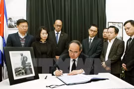 Le président du FPV Nguyen Thien Nhan rend hommage au leader cubain Fidel Castro