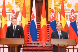 Entretien entre les ​Premiers ministres vietnamien et slovaque