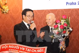 L’ambassadeur du Vietnam à Prague salue les auteurs du Dictionnaire tchèque-vietnamien