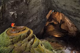 Des ambassadeurs découvrent la grotte de Son Doong
