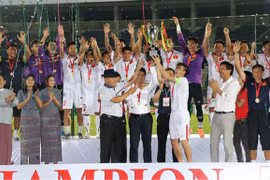 Football : le Vietnam devient le champion de l'AYA Bank Cup 2016