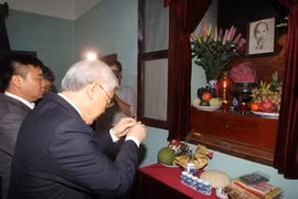 Des dirigeants vietnamiens rendent hommage au Président Ho Chi Minh