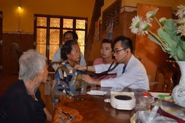 Consultations médicales gratuites pour des Viet kieu et Cambodgiens démunis