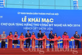 Ouverture de la foire des cadeaux et des produits artisanaux de Hanoi 2016