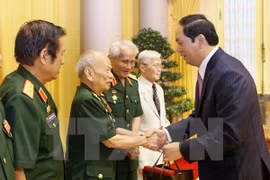 Le chef de l’Etat rencontre d’anciens soldats volontaires au Laos 