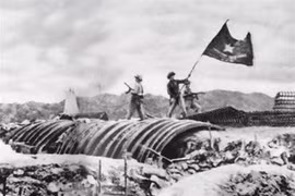 Célébration du 62e anniversaire de la victoire de Diên Biên Phu