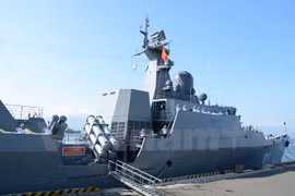 La frégate lance-missiles 011 Đinh Tiên Hoàng accoste au port militaire de Changi